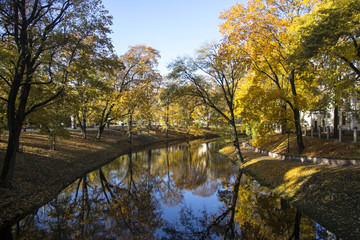Fototapeta na wymiar Riga Canal in autumn that flows through Bastion hill park (Bastejkalns). Latvia