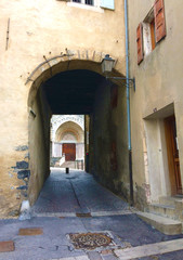 Obraz premium Passage couvert menant à la cathédrale d'Embrun