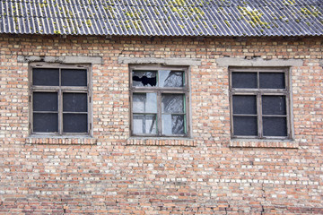 old house with broken Windows the house to be demolished