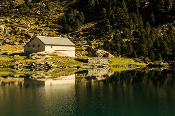 Refugio de montaña junto a un lago