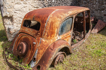 Carcasse de voiture au village massacré d'Oradour sur Glane, Haute Vienne, Limousin, France