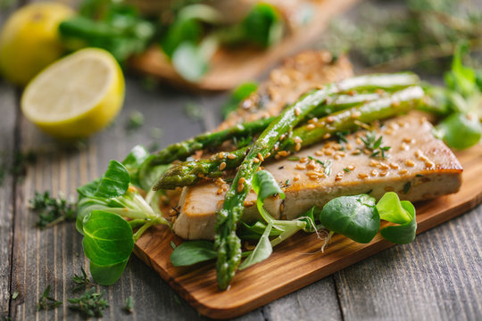 Tuna steaks with asparagus and salad