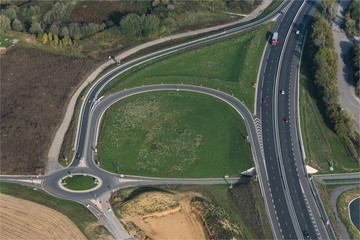 Vue aérienne d'un échangeur routier à Vauciennes dans l'Oise en France