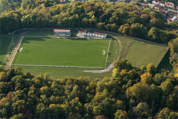 Vue aérienne du stade de Béthisy-saint-Martin à l'automne dans l'Oise en france