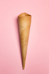 Cono de helado sobre fondo rosa aislado. Vista superior. Copy space