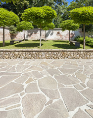schöne Parkanlage mit Terrasse