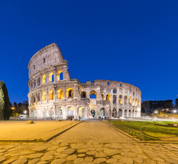 Fototapeta premium Rzym widok na miasto z Koloseum w nocy w Rzymie, Włochy