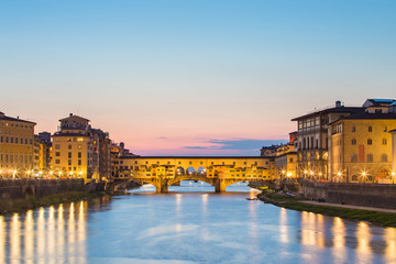Obraz premium Ponte Vecchio bridge at night in Florence, Tuscany, Italy