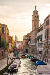 Papier Peint photo Venise Vue du coucher de soleil avec canal à Venise, Italie