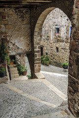 Fototapeta premium ulice wnętrza średniowiecznych ludzi Saint Pau, Gerona, Hiszpania.