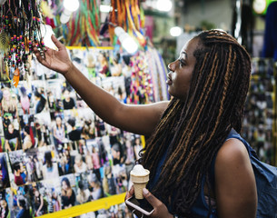 Obraz premium A female tourist choosing dreadlock extension