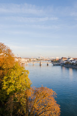 Fototapeta premium Basel, Stadt, Altstadt, Kleinbasel, Grossbasel, Rheinbrücke, Altstadthäuser, Rhein, Rheinufer, Herbstfarben, Herbst, Stadtrundgang, Schweiz