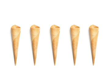 Cono de helado sobre fondo blanco aislado. Vista superior