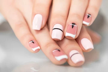 Foto op Canvas Mooie vrouwelijke handen met een modieuze manicure. Geometrisch ontwerp van nagels. Foto close-up © pavelkriuchkov