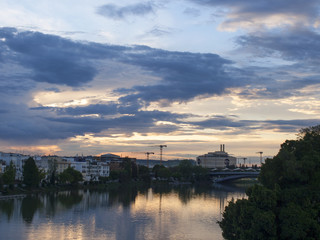Fototapeta na wymiar Atardecer en el río Guadalquivir /Sunset on the river Guadalquivir. Sevilla