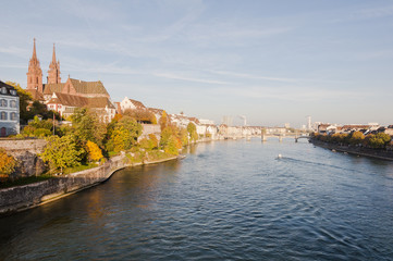 Fototapeta premium Basel, Stadt, Altstadt, Rhein, Rheinufer, Grossbasel, Kleinbasel, Münster, Rheinbrücke, Altstadthäuser, Schifffahrt, Herbst, Schweiz