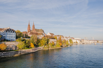 Basel, Stadt, Altstadt, Rhein, Rheinufer, Altstadthäuser, Münster, Kirche, Rheinbrücke, Pfalz, Herbst, Herbstsonne, Basel-Stadt, Schweiz