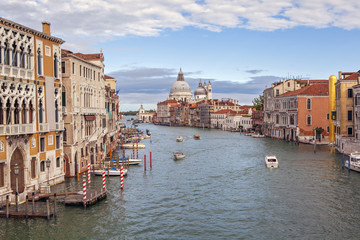 Fototapeta na wymiar Вид с моста Академии на Большой Канал и собор Санта Мария делла Салюте. Венеция. Италия