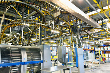 Interieur einer Industrieanlage - Großdruckerei: Maschinen und Transportbänder  // Machinery and...