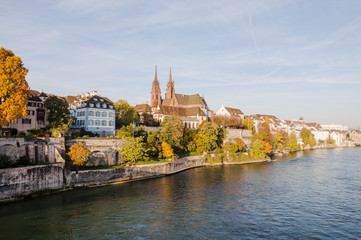 Fototapeta premium Basel, Stadt, Altstadt, Grossbasel, Rhein, Rheinufer, Münster, Kirche, Pfalz, Altstadthäuser, Herbst, Herbstsonne, Basel-Stadt, Schweiz