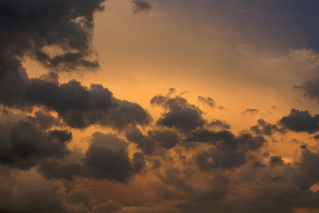 Coucher de soleil nuageux