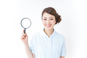 ルーペを持つ看護師