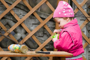 Dziewczynka bawi się piaskiem na ławce w przydomowym placu zabaw. © Rajtar photography