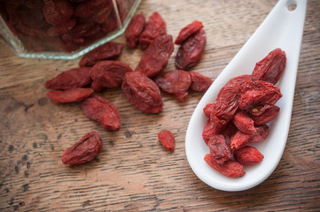 Baies de Goji sur table en bois