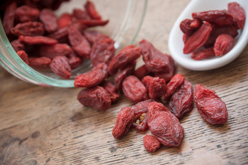 Baies de Goji sur table en bois