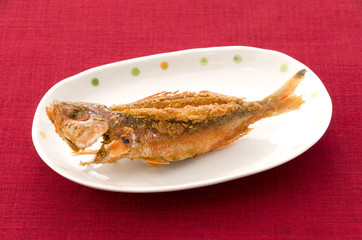 グルクン（タカサゴ）の唐揚げ
