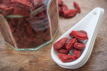Baies de Goji sur table en bois