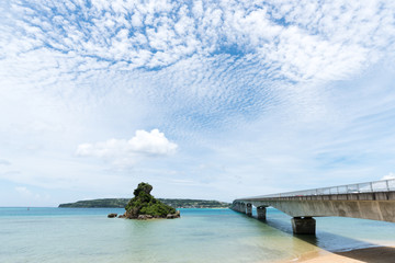 Obraz premium 青い空と雲、海、古宇利大橋