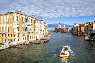 Вид с моста Академии на Большой Канал, Палаццо и собор Санта Мария делла Салюте. Венеция. Италия