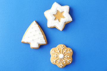 Tasty Christmas cookies on color background