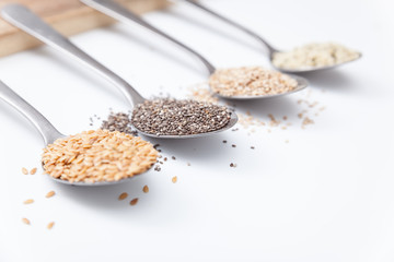 selección de semillas en cucharas