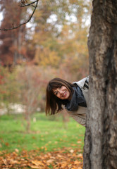 Donna sorridente nel parco 