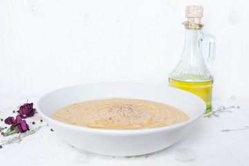 crema de verduras sobre fondo blanco