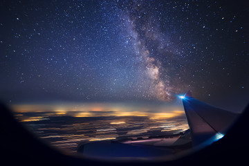 Fototapeta premium Nocny lot nad miastami. Widok z samolotu