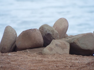 un tas de cailloux au bord de la mers © mustapha