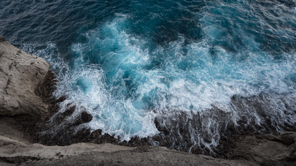 Luftbild zu Meereswellen und Felsküste