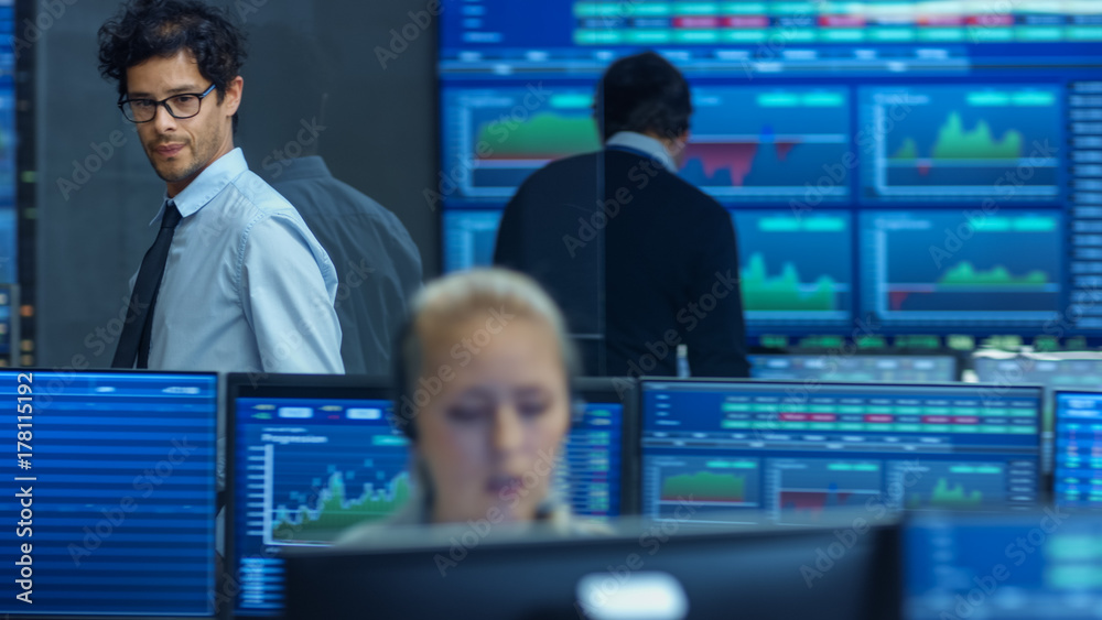Aufkleber stock trader goes out of office and inspects office. busy office with multi-ethnic team of brokers, 