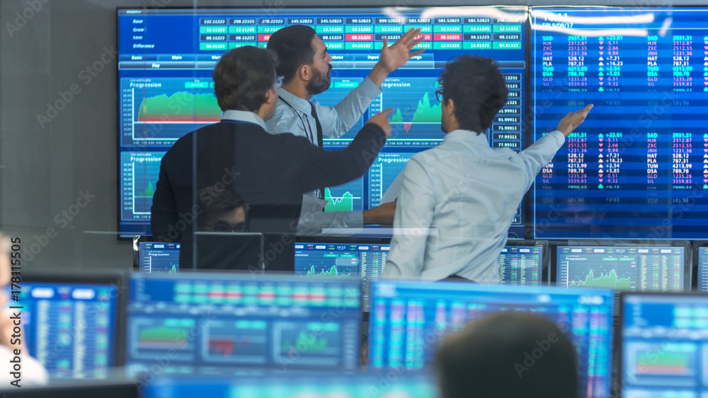 Aufkleber three experienced stock traders talking business, consulting documents and argue about data. they wo
