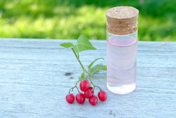 huile végétale de baies rouges sur bois