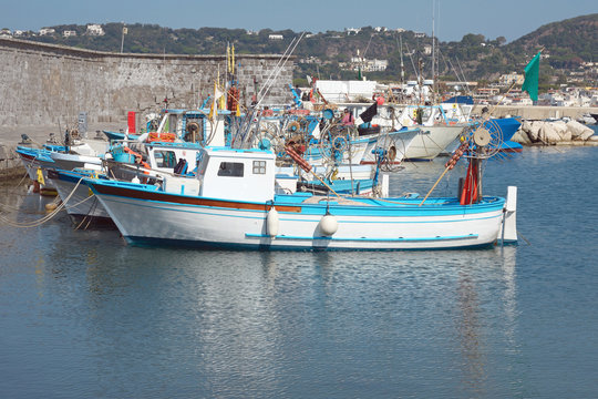 Fischerboote im Hafen Forio