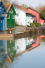 cabane ostr&eacute;icole verte sur ponton mouill&eacute;