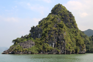 Fototapeta premium Ha Long Bay in Vietnam – Limestone Karsts and Emerald Waters