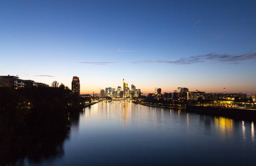 Fototapeta na wymiar Frankfurt am Main Skyline bei Sonnenuntergang Hessen Deutschland