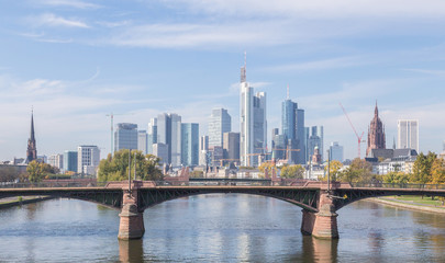 Obraz premium Frankfurt am Main Skyline bei Tag Hessen Deutschland