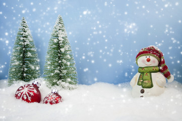 Weihnachtliche Dekoration Schneemann mit Tannenbäumen Weihnachtskarte 