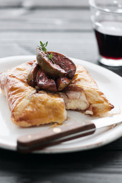 Food: Baked Camembert in Puff Pastry with Port Wine Figs and Thym